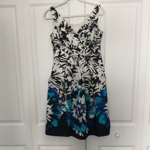 JONES WEAR DRESS floral blue , white and white size 4